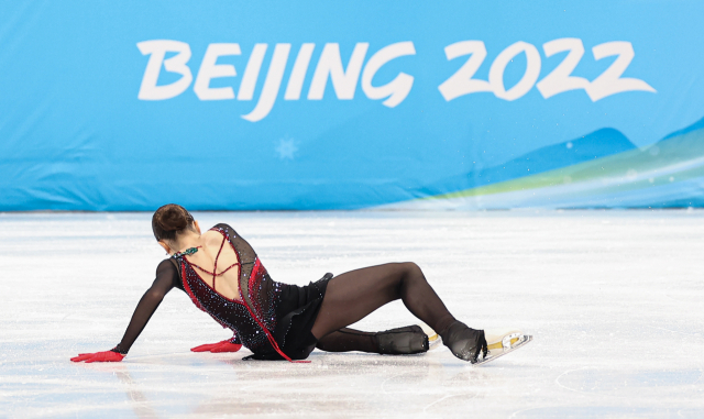 러시아올림픽위원회(ROC)의 카밀라 발리예바가 17일 오후 중국 베이징 캐피털 실내경기장에서 열린 2022 베이징 동계올림픽 피겨스케이팅 여자 싱글 프리스케이팅에 출전해 점프한 뒤 착지에 실패하고 있다. /연합뉴스