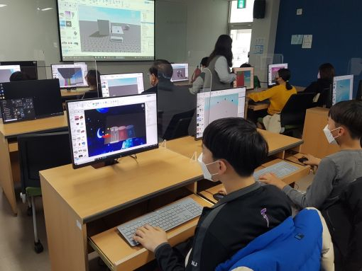 초등학생들이 전북 완주군이 진행한 메타버스 워크숍 프로그램에서 메타버스 플랫폼 ‘로블록스’를 실습하고 있다. 사진 제공=완주군