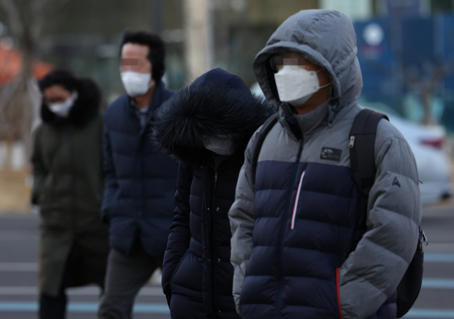 두꺼운 외투를 입은 시민들이 지난 16일 서울 광화문사거리 횡단보도를 건너고 있다. 연합뉴스