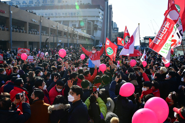 윤석열 국민의힘 대선후보가 17일 오후 서울 서초구 고속버스터미널에서 열린 유세에서 지지자에게 인사하고 있다./성형주 기자