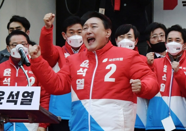 윤석열 국민의힘 대선 후보가 지난 15일 오후 부산 서면 젊음의거리에서 열린 거점 유세에서 지지자들의 환호에 어퍼컷 세리머니로 답하고 있다/연합뉴스