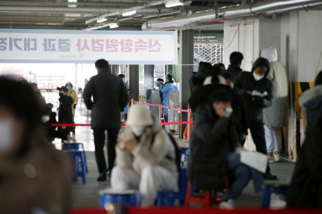 17일 오전 광주 북구 상시 선별진료소에서 보건소 의료진이 신속항원검사 결과를 확인하고 있다. 사진제공=연합뉴스