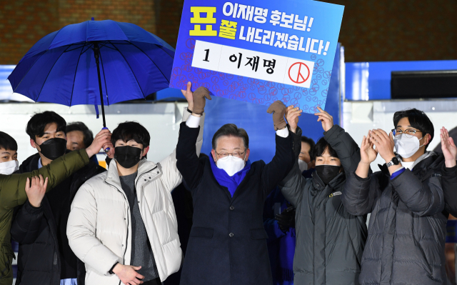 이재명 더불어민주당 대선 후보가 지난 15일 서울 고속버스터미널 앞에서 열린 합동유세에서 올 해 첫 선거권을 갖게 된 18세 청년들로 이루어진 '낭랑유세단과'퍼포먼스를 선보이고 있다./연합뉴스