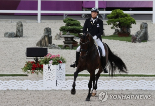 한화그룹 삼남인 김동선이 지난해 7월 마사공원에서 열린 도쿄올림픽 승마 마장마술 예선에서 말 벨슈타프와 함께 연기를 하고 있다./연합뉴스