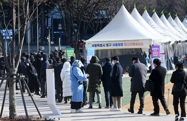 신규 확진자 수가 9만443명을 기록하며 10만명대를 눈앞에 둔 16일 오전 서울시청광장에 마련된 임시선별검사소에서 시민들이 검사를 받기 위해 줄을 서 기다리고 있다./권욱 기자