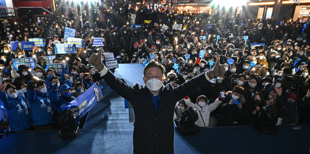 이재명 더불어민주당 대선 후보가 17일 서울 마포구 홍대 상상마당 앞에서 열린 '이제는 청년이다! 청년기회국 유세'에서 두 손을 들어 지지자들의 환호에 답하고 있다. /권욱 기자