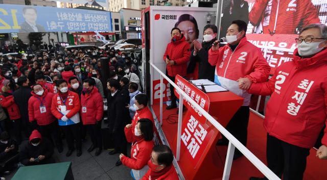 윤석열(가운데)국민의힘 대선 후보가 17일 서울 종로구 동묘앞역에서 열린 