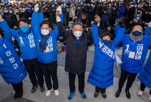 이재명 더불어민주당 대선 후보가 17일 서울 성동구 왕십리역 앞에서 열린 집중유세에서 지역 의원들과 함께 손을 들어올리고 있다. /권욱 기자