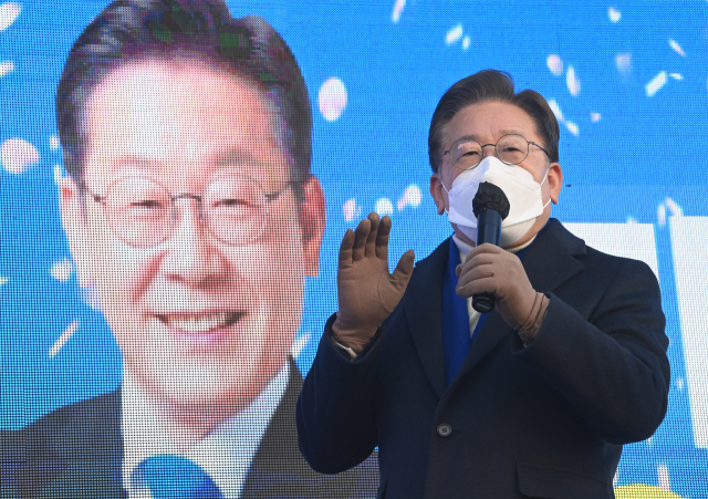 이재명 더불어민주당 대선 후보가 17일 서울 성동구 왕십리역에서 열린 유세에서 지지를 호소하고 있다. /권욱 기자