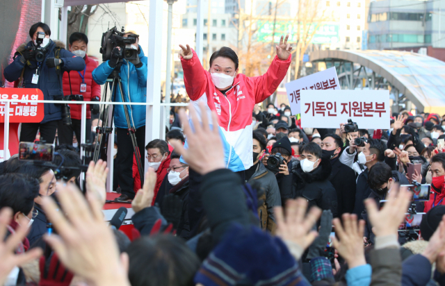 윤석열 국민의힘 대선 후보가 17일 서울 종로구 동묘앞역 일대에서 열린 