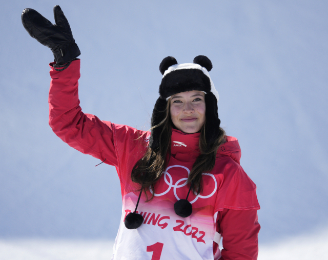 에일린 구가 18일 스키 프리스타일 여자 하프파이프에서 우승한 뒤 판다 모자를 쓰고 인사하고 있다. 연합뉴스