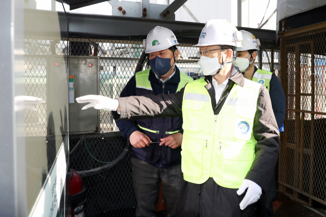 국가철도공단 김한영(오른쪽 앞) 이사장이 18일 삼성~동탄 광역급행철도 건설현장을 점검하고 있다. 사진제공=국가철도공단
