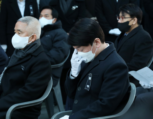 안철수 국민의당 대선 후보가 18일 오전 충남 천안 단국대병원에서 열린 손평오 논산·계룡·금산 지역선대위원장 영결식에서 생각에 잠겨 있다./천안=연합뉴스