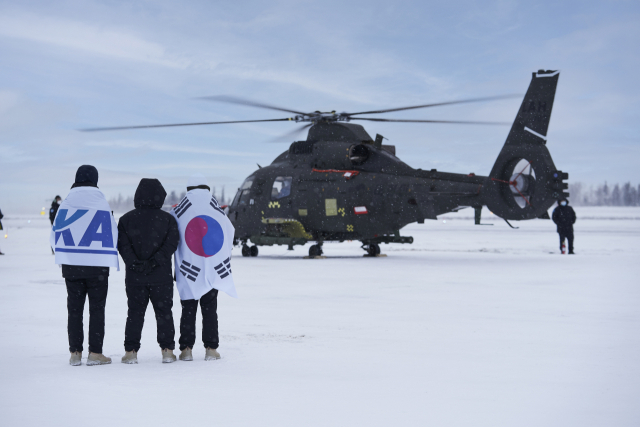 캐나다 옐로나이프에서 지난해 12월부터 약 2개월간 진행된 국산 소형무장헬기(LAH)의 국외 저온 비행 시험에 참석한 관계자들이 첫 엔진 시동을 걸고 있다. 사진 제공=KAI