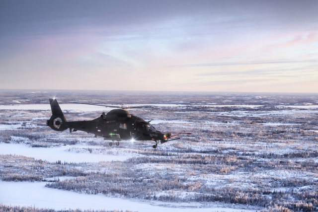 캐나다 옐로나이프에서 지난해 12월부터 약 2개월간 진행된 국외 저온비행 시험에서 국산 소형무장헬기(LAH)가 비행하고 있다. 사진 제공=KAI