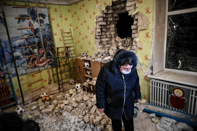 우크라이나 동부의 친러 지역인 루간스크주의 한 유치원 건물 벽이 17일(현지 시간) 포격으로 뚫려 있다. 친러 분리주의자들은 우크라이나가 먼저 공격해 반격했다고 주장했지만 우크라이나 정부는 