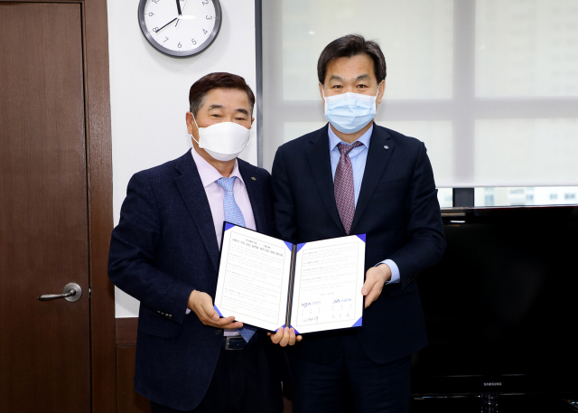 김진균(오른쪽) Sh수협은행장과 임병규 한국해운조합 이사장이 18일 서울 강서구 등촌동 해운조합 회의실에서 진행된 협약식에서 협약 증서를 들어보이고 있다. 사진 제공=수협은행