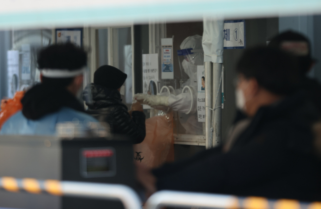 PCR 검사 현장이 다양한 형태의 동거인 관계를 반영하지 못한다는 지적이 나온다. 연합뉴스