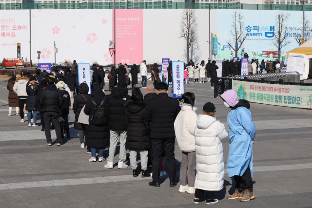 18일 오전 서울 송파구 올림픽공원에 마련된 선별검사소에서 시민들이 검사를 받기 위해 줄을 서 있다. /연합뉴스
