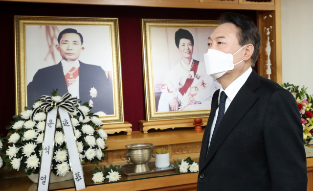 윤석열 국민의힘 대선 후보가 18일 오후 경북 구미시 박정희 전 대통령 생가를 찾아 참배한 뒤 이동하고 있다. 성형주 기주