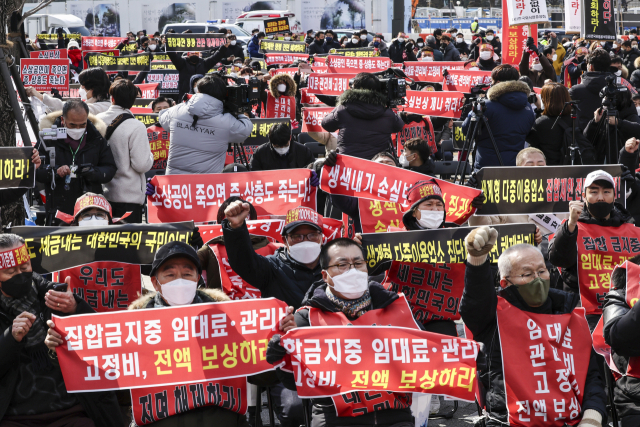 지난 15일 오후 서울 광화문 열린마당에서 열린 ‘코로나 피해 실질 보상 촉구 및 정부 규탄대회’에서 자영업자들이 ‘영업제한 철폐 및 100% 손실보상’을 비롯한 관련 구호를 외치고 있다. 연합뉴스