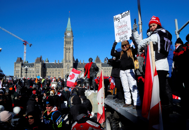 지난달 29일 캐나다 오타와에서 코로나19 백신 의무접종에 반대하는 트럭 기사들이 의사당 앞에서 시위를 벌이고 있다. 로이터연합뉴스