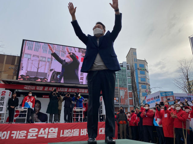 윤석열 국민의힘 대선 후보가 19일 울산 남구 롯데백화점 앞 광장에서 연설 시작전 인사를 하고 있다./울산=김병준 기자