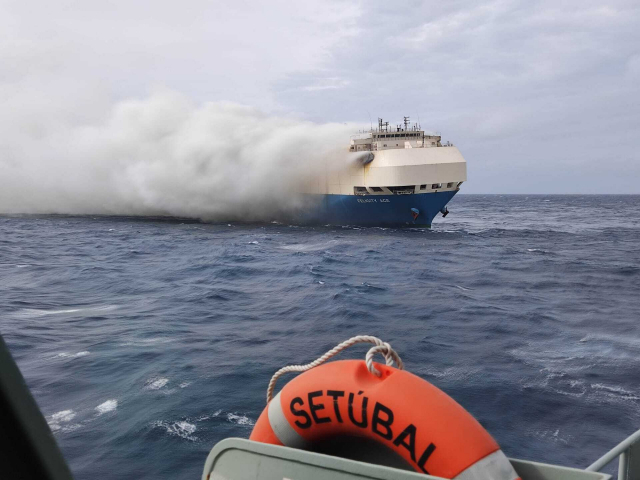 벤틀리·포르쉐 4,000여대 불타고 있다…화물선 대서양서 표류
