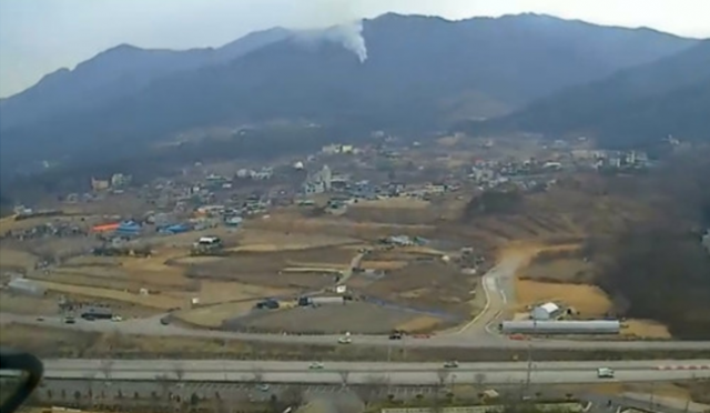 19일 오전 8시45분쯤 강원 원주시 행구동의 한 사찰 인근에서 산불이 발생해 소방 당국이 진화에 나섰다./연합뉴스