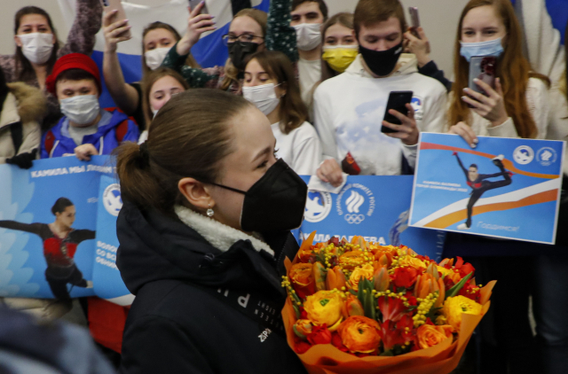 러시아로 귀국한 발리예바가 환영 인파 속 꽃다발을 들고 걸어가고 있다. /연합뉴스