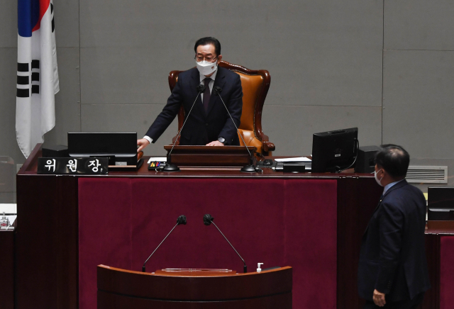 맹성규 더불어민주당 예결위 간사가 18일 서울 여의도 국회에서 열린 제03차 예산결 산특별위원회 회의에서 이종배 예산결산특별위원회 위원장이 여당의 의사일정 변경동의안 제출에 대한 표결을 하지 않고 정회를 선언하자 항의하고 있다. /성형주 기자