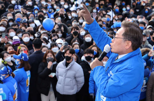 이재명 더불어민주당 대선후보가 19일 경기도 화성시 동탄센트럴파크에서 열린 집중 유세에서 마스크를 벗고 지지를 호소하고 있다. / 연합뉴스