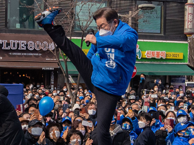 이재명 더불어민주당 대선후보가 19일 전북 전주시 전북대학교 앞 유세에서 코로나를 날려버리는 '부스터 슛' 세리머니를 하고있다. /연합뉴스