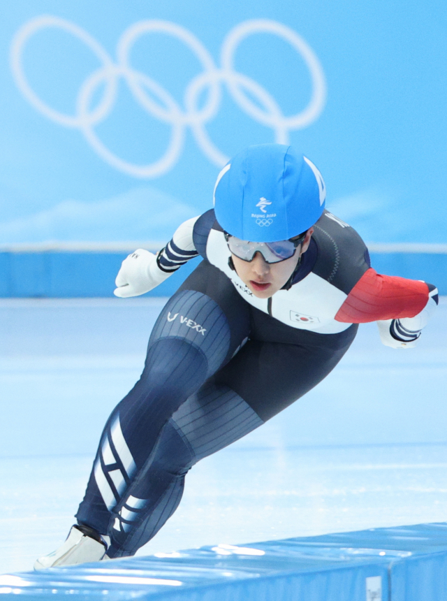 김보름이 19일 중국 베이징 국립 스피드스케이팅 경기장(오벌)에서 열린 2022 베이징 동계올림픽 스피드스케이팅 여자 매스스타트에서 역주하고 있다. /연합뉴스