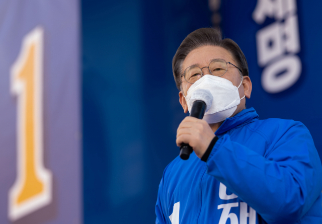 더불어민주당 이재명 대선후보가 18일 전남 목포시 평화광장에서 열린 유세에서 지지를 호소하고 있다./연합뉴스