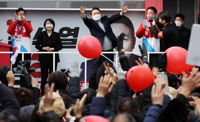 윤석열 대선 후보가 19일 오후 경남 거제시 고현로 거리에서 유세하고 있다. /성형주 기자