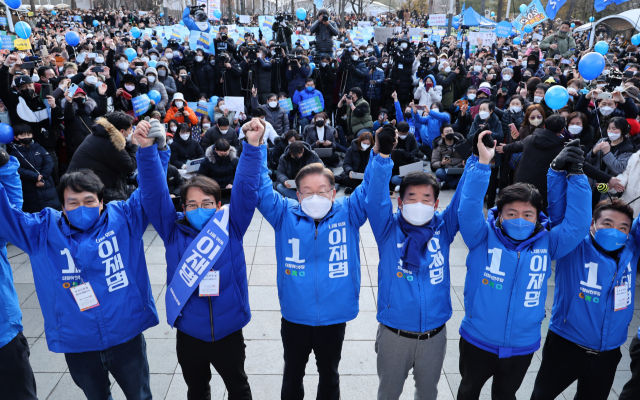 이재명 더불어민주당 대선후보가 19일 경기도 화성시 동탄센트럴파크에서 열린 집중 유세에서 지지자에게 손을 들어 인사하고 있다. / 연합뉴스