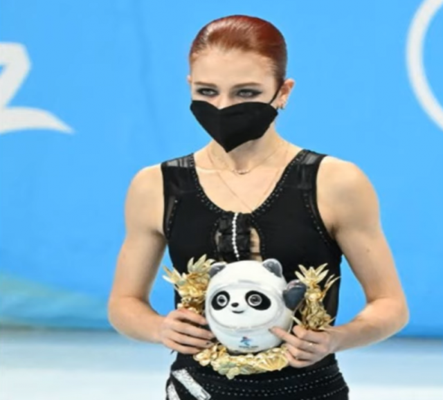 지난 17일 2022 베이징 동계올림픽 피겨스케이팅 여자 싱글 은메달을 획득한 알렉산드라 트루소바(18·러시아올림픽위원회)가 ‘손가락 욕’ 논란에 휩싸였다. /유튜브 캡처