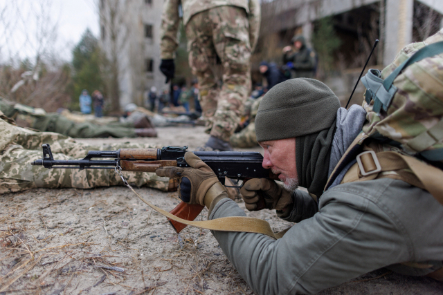 우크라이나 예비군들이 19일 수도 키예프에서 총기 훈련을 하고 있다./로이터 연합뉴스