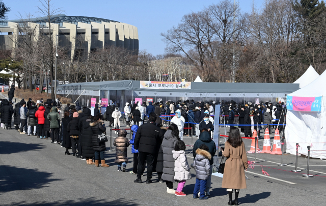 20일 서울 송파구 잠실종합운동장 제2주차장에 마련된 임시 선별진료소에서 시민들이 검사를 위해 줄을 서있다. 중앙방역대책본부는 이날 0시 기준으로 신규 확진자가 10만4천829명 늘어 누적 196만2천837명으로 집계됐다고 밝혔다./권욱 기자 2022.02.20