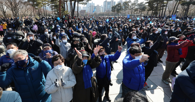 20일 오후 경기도 안양시 안양중앙공원에서 열린 이재명 더불어민주당 대선 후보의 안양 유세에서 지지자들이 이 후보 연설에 환호하고 있다. /연합뉴스