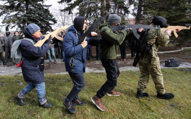러시아와 인접한 우크라이나 동부 하르키프 지역에서 19일(현지시간) 주민들이 러시아 침공에 대비해 목총을 들고 방위군 전역자들로부터 군사훈련을 받고 있다. /로이터연합뉴스