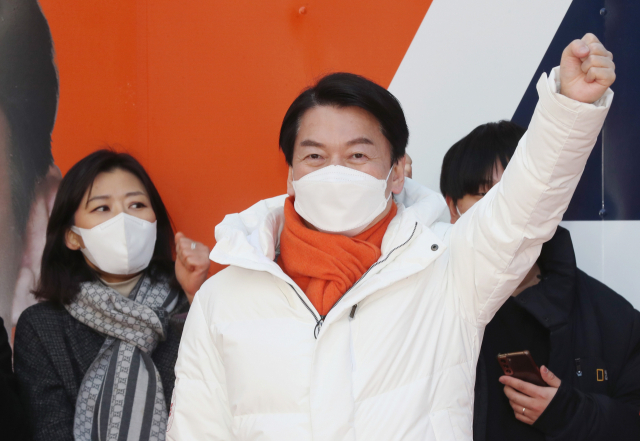 안철수 국민의당 대선후보가 20일 서울 마포구 홍대거리에서 열린 유세에서 지지자들에게 손을 들어 인사하고 있다./성형주 기자