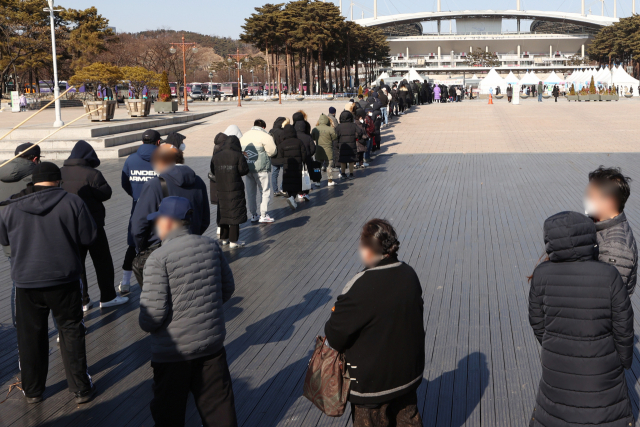 20일 서울 마포구 월드컵공원에 마련된 코로나19 임시 선별검사소를 찾은 시민들이 코로나19 검사를 받기 위해 줄을 서 있다./연합뉴스