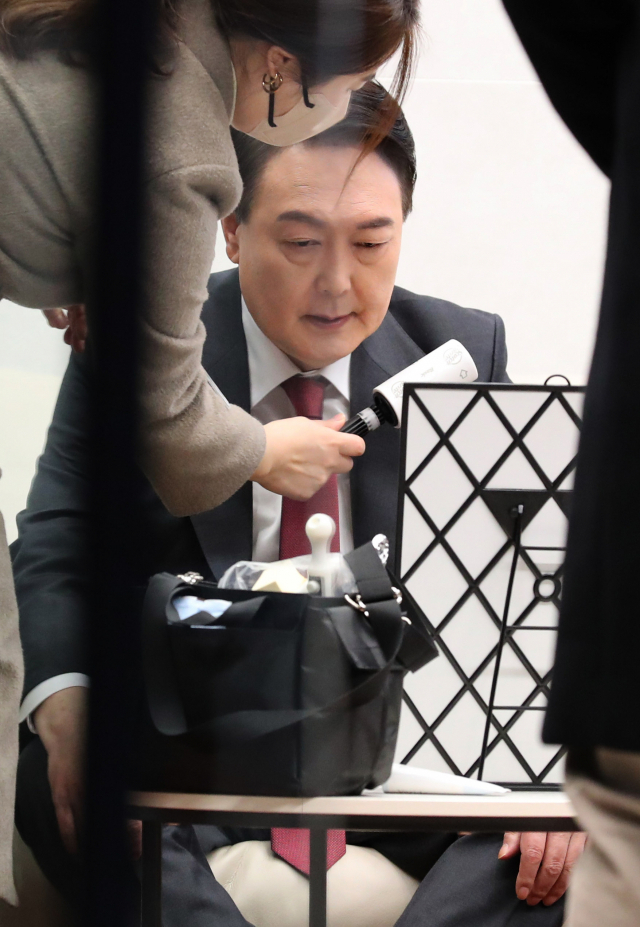 방송광고 촬영장 들어서는 윤석열 후보