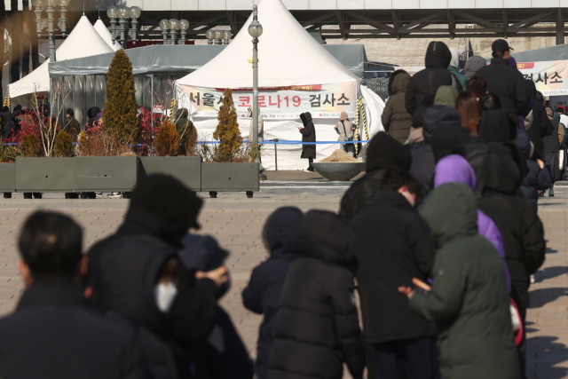 20일 서울 마포구 월드컵공원에 마련된 코로나19 임시 선별검사소를 찾은 시민들이 코로나19 검사를 받기 위해 줄을 서 있다. 연합뉴스