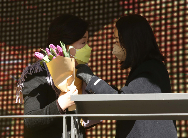 심상정 정의당 대선후보가 20일 서울 강남구 메가박스시티 앞에서 열린 서울 집중유세에서 지지자로부터 꽃다발과 목도리를 받고 있다. /연합뉴스