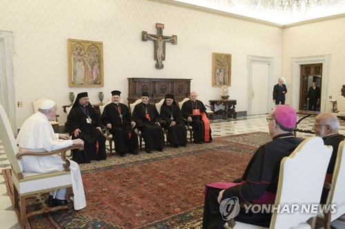 (바티칸 EPA=연합뉴스) 프란치스코 교황이 18일(현지시간) 동방교회 성직자들을 접견하고 있다. 2022.2.19. photo@yna.co.kr