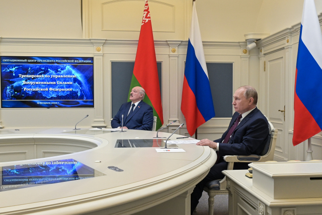 블라디미르 푸틴(오른쪽) 러시아 대통령이 19일(현지 시간) 자국을 방문한 우방 벨라루스의 알렉산드르 루카셴코(왼쪽) 대통령과 함께 화상으로 군사훈련을 지켜보고 있다. 러시아 국방부는 푸틴 대통령의 참관하에 대륙간탄도미사일(ICBM)과 크루즈미사일 발사를 포함한 대규모 전략 핵무기 훈련을 벌였다고 밝혔다. AP연합뉴스