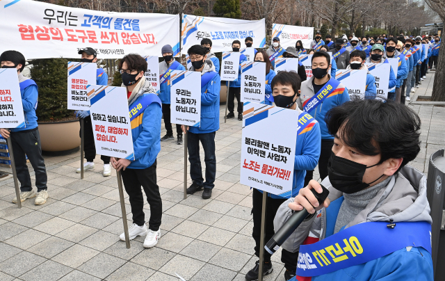 전국비노조택배기사연합 회원들이 13일 서울 여의도 국회 앞에서 집회를 열어 택배노조의 CJ대한통운 본사 침입 및 점거 행위를 규탄하고, 파업 중단 등을 요구하고 있다./오승현 기자